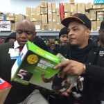 Good Deeds: Rapper T.I. Blesses Last Minute Walmart Christmas Shoppers With Toys and Gifts… [PHOTOS + VIDEO]